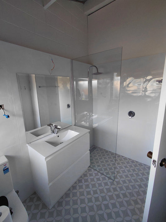 Highton Shower Screen & Bevelled Mirror | Fast Glass Installations for Builders